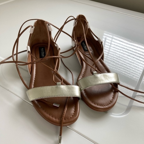 Sandal Flats Gladiator Size 6 Ankle Tie Flats White & Silver Preloved Gently - Picture 1 of 10